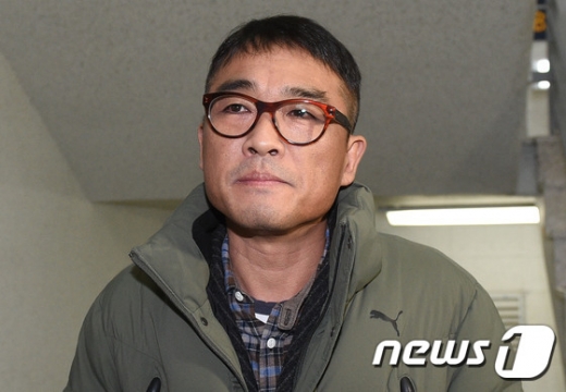 유흥업소 종업원에게 성폭행 혐의로 피소된 가수 김건모가 '가로세로연구소' 측에 강경대응할 것으로 알려졌다. /사진=뉴스1