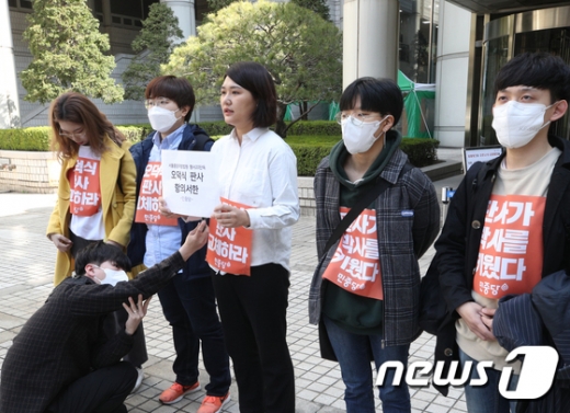 ‘텔레그램 n번방’ 관련 사건을 맡았다가 “과거 성인지 감수성이 결여된 판결을 내렸다”는 비판으로 결국 재판부가 변경된 오덕식 부장판사에 대해 서울중앙지법이 판사들에게 재배당 경위를 설명했다. 사진은 오 판사 교체를 요구하는 시위 모습이다. /사진=뉴스1