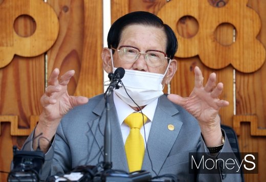 이재명 경기도지사는 이만희 신천지 총회장을 '시설 폐쇄 및 집회금지' 조치 위반으로 형사고발했다며 앞으로 한 번 더 위반할 경우 예전 일까지 묶어 한꺼번에 고발조치할 것이라고 경고했다. /사진=임한별 기자     