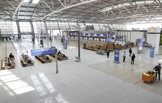 이용객이 급감해 한산한 인천국제공항. /사진=뉴시스 최진석 기자 
