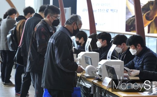 [머니S포토] '서울역 사전투표소'
