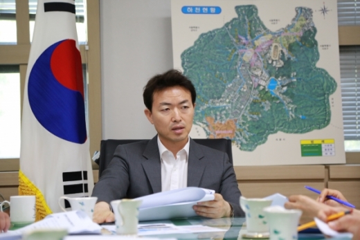 김종천 과천시장은 10일, 지식정보타운 과련 컨시엄에서 요구하는 임대 후 분양에 대해서는 “오랜 시간 동안 청약을 위해 기다려온 무주택자를 위해서도 임대 후 분양 전환은 불가하다”라고 말했다. / 사진제공=과천시