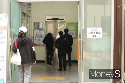 유권자들이 21대 총선 사전투표 마지막 날인 11일 서울 은평구 신사제2동 제5투표소로 향하고 있다. /사진=박정웅 기자
