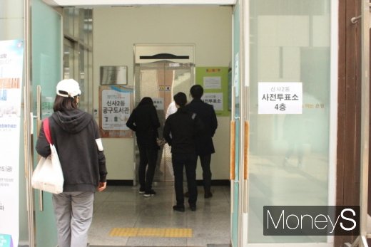 유권자들이 21대 총선 사전투표 마지막 날인 11일 서울 은평구 신사제2동 제5투표소로 향하고 있다. /사진=박정웅 기자