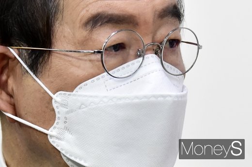 박원순 서울시장(사진)이 코로나19 방지를 위한 룸싸롱 등 유흥업소의 영업정지 조치와 관련, 법적 보상근거가 없다고 밝혔다. /사진=임한별 기자