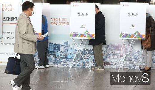 제21대 국회의원선거 사전투표가 시작된 10일 서울 용산구 서울역에 마련된 사전투표소에서 시민들이 투표를 하고 있다. /사진=장동규 기자