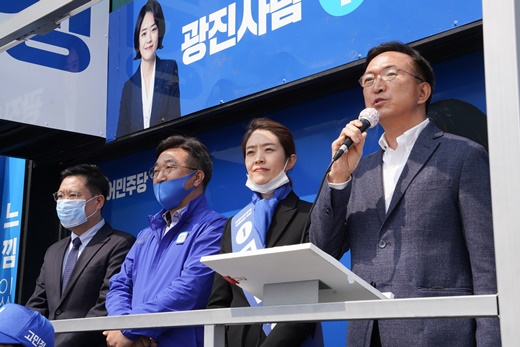 (왼쪽부터) 양정철 민주연구원장, 윤호중 더불어민주당 사무총장, 이근형 더불어민주당 전략기획위원장이 11일 서울 광진구 뚝섬유원지역 인근에서 고민정 후보(서울 광진을)의 지원유세를 하고 있다. /사진제공=고민정 후보 캠프