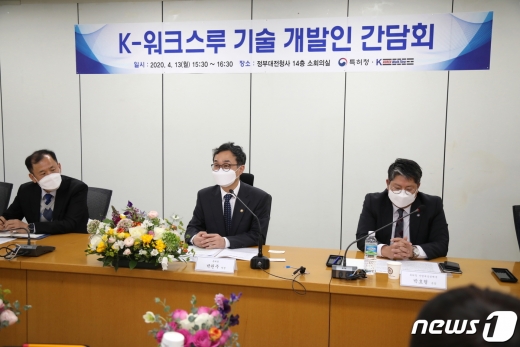 한국형 '워크스루 진료부스'(양압식 검사기)에 대한 정부차원의 체계적인 K브랜드화가 추진된다. /사진=뉴스1