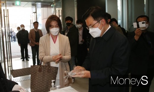 [머니S포토] 황교안 후보 내외, 투표 전 비닐장갑 착용