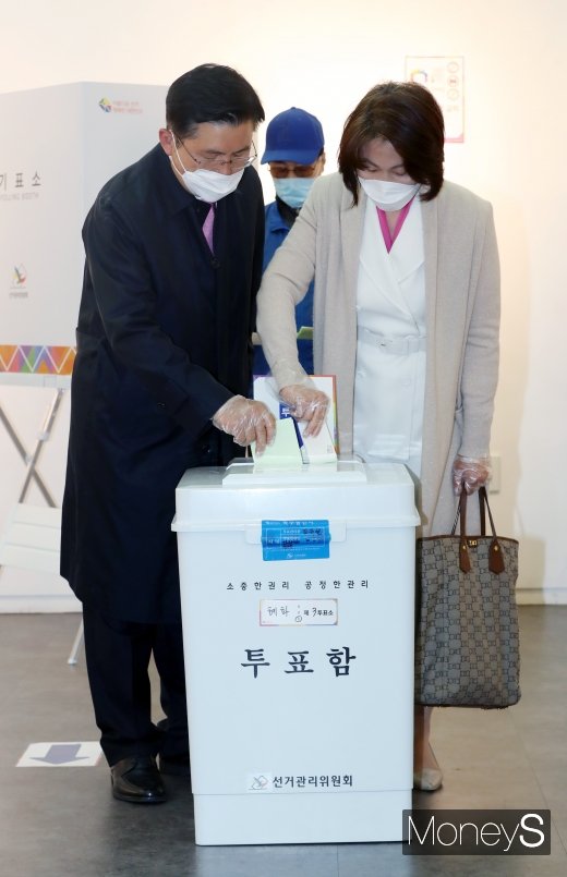 [머니S포토] 황교안, 부인과 함께 투표