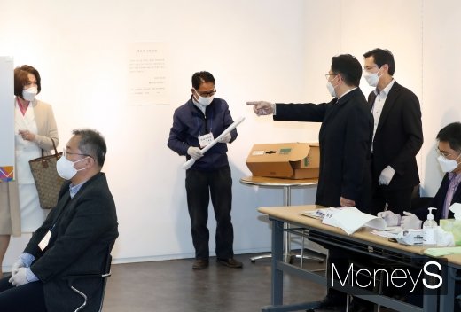 [머니S포토] 기표소 가림막 지적하는 황교안 후보