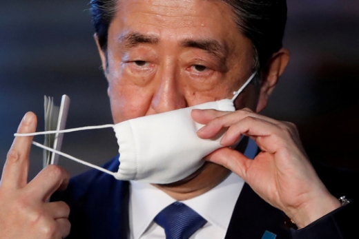 아베 신조 일본 총리의 '긴급사태 선언' 시기가 늦었다는 일본 내 여론 조사가 나왔다. /사진=로이터