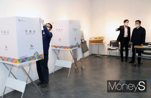 [머니S포토] 황교안 후보 '기표소에 가림막이 없다'