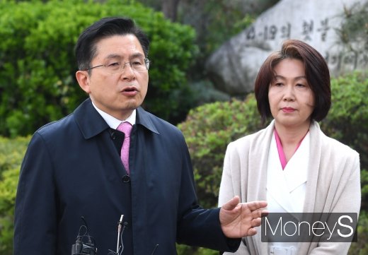 [머니S포토] 투표 마친 후 인터뷰 하는 황교안 후보
