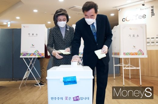 [머니S포토] 제21대 총선, 투표하는 이낙연 내외