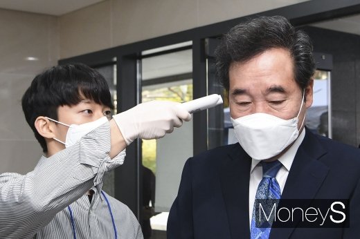 [머니S포토] 제21대 총선, 체온 측정하는 '이낙연'