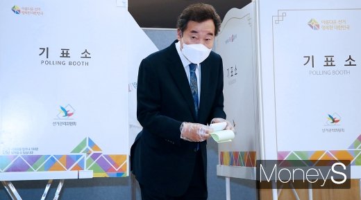 [머니S포토] 기표 마친 '종로' 이낙연 후보