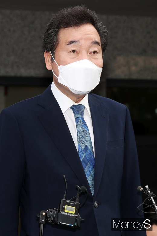 [머니S포토] 제21대 총선, 투표 소감 전하는 이낙연 후보