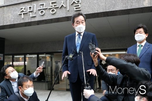 [머니S포토] 운명의 4.15 총선, 취재진 질문 답하는 이낙연