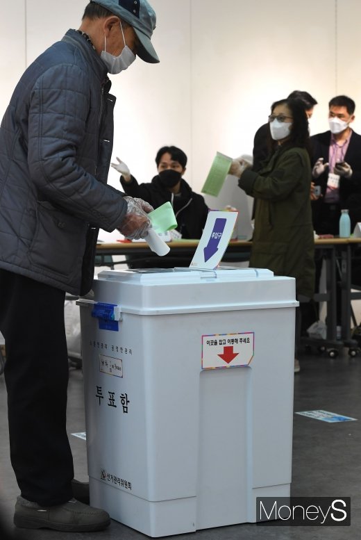 [머니S포토] '제21대 총선 투표'