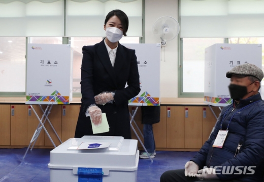 제21대 국회의원 총선거에서 서울 송파구을에 출마한 배현진 미래통합당 후보는 15일 투표소에서 한표를 행사한 뒤 "겸허하게 기다리겠다"고 말했다. /사진=뉴시스     