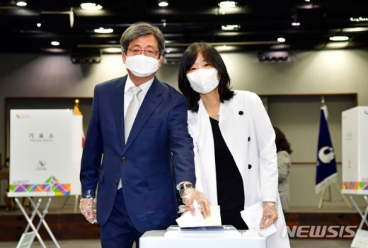 김명수 대법원장은 제21대 국회의원 총선거일인 15일 오전 투표를 마친 뒤 "투표는 민주주의의 꽃"이라고 말했다. /사진=뉴시스  
