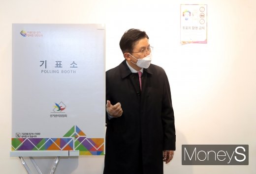제21대 국회의원 선거에 출마하는 황교안 미래통합당 종로구 후보가 선거일인 15일 서울 종로구 혜화동 제3투표소에서 기표를 하려다 기표소를 나와 선관위 관계자에게 비밀보장 조치에 대해 이야기를 하고 있다. /사진=장동규 기자