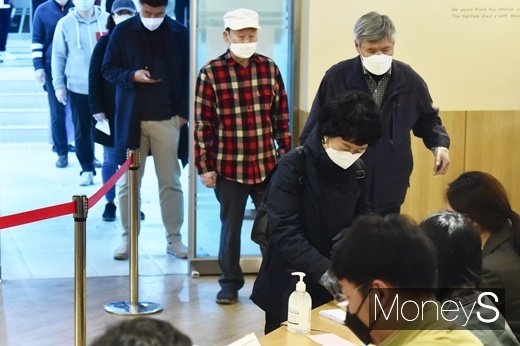 제21대 총선 당일인 15일 서울 종로구 교남동 투표소에서 주민들이 투표를 하기 위해 줄을 서서 입장하고 있다. /사진=임한별 기자