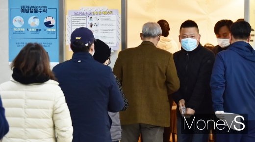 제21대 국회의원 총선거 투표일인 15일 오후 3시 투표율은 전국 평균 56.5%를 기록했다. /사진=장동규 기자  
