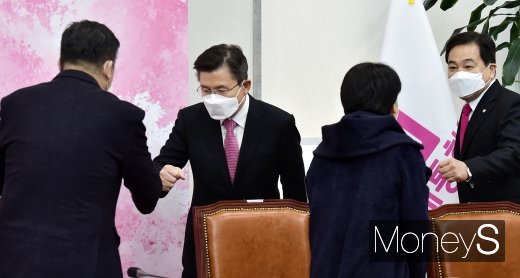 통합당 지도부인 황 대표와 심 원내대표는 지역구 여론조사에서 상대 후보보다 지지율이 낮은 것으로 조사됐다. 황교안 통합당 대표(왼쪽), 심재철 통합당 원내대표. /사진=임한별 기자