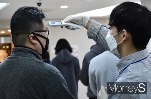 신종 코로나바이러스 감염증(코로나19) 확산 시기에 국내에서 제21대 국회의원 총선거가 치러지자 외신들이 큰 관심을 보이고 있다. /사진=임한별 기자      