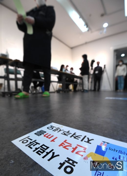 신종 코로나바이러스 감염증(코로나19) 확산 시기에 국내에서 제21대 국회의원 총선거가 치러지자 외신들이 큰 관심을 보이고 있다. /사진=장동규 기자   