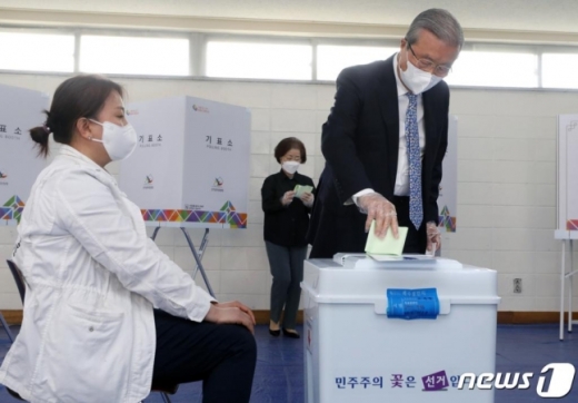 김종인 미래통합당 총괄 선거대책위원장이 제21대 국회의원 선거 당일인 15일 투표장에 통합당 당색인 '해피핑크'가 아닌 파란색 넥타이를 착용한 모습이 포착됐다. /사진=뉴스1