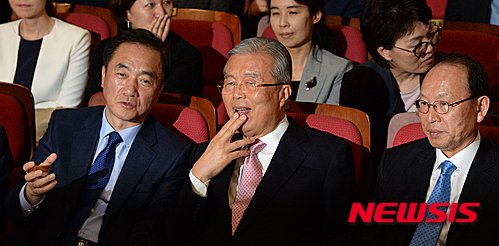 김종인 당시 더불어민주당 비상대책위원회 대표와 정장선 비대위원, 최운열 경제상황실장이 제20대 국회의원 선거일인 지난 2016년 4월13일 서울 여의도 국회의원회관에 마련된 상황실에서 개표방송을 시청하고 있다. /사진=뉴시스