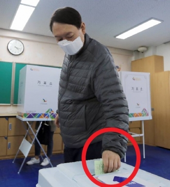 윤석열 검찰총장이 제21대 국회의원 선거 당일인 15일 기표소에서 비닐장갑을 끼지 않은 채 투표하는 모습이 포착돼 논란에 휩싸인 가운데 중앙선거관리위원회에서 "지침일 뿐"이라는 입장을 밝혔다. /사진=뉴스1
