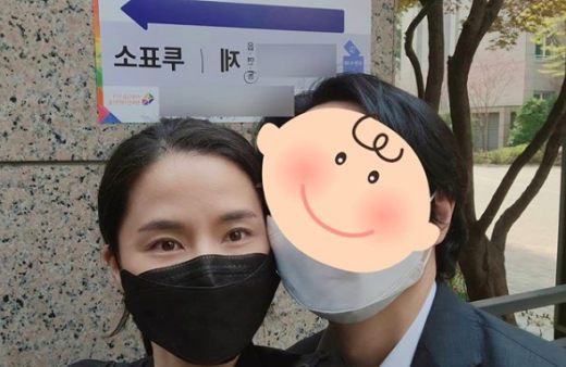 배우 공현주가 15일 자신의 SNS에 남편과 함께 찍은 투표 인증샷을 게재했다. /사진=인스타그램 캡처