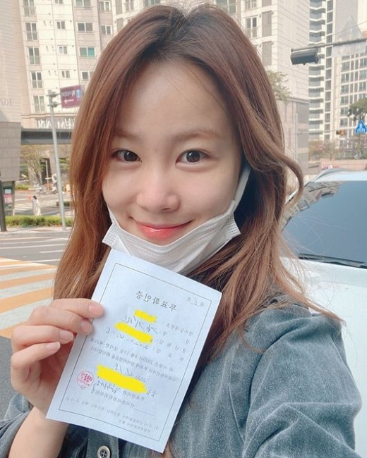 개그우먼 김지민이 15일 투표확인증과 함께 찍은 사진을 SNS에 게재했다. /사진=인스타그램 캡처