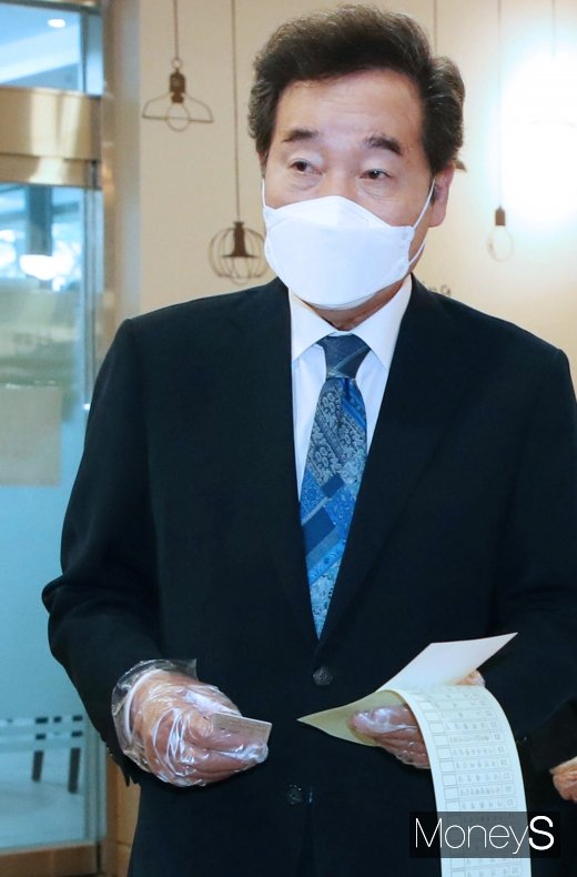 이낙연 더불어민주당 코로나19국난극복위원장(공동 상임선대위원장)은 총선 당일인 15일 "그저 진인사대천명의 기분이다. 국민의 최종적 판단을 기다리고 있다"고 마지막 소회를 전했다. /사진=임한별 기자    