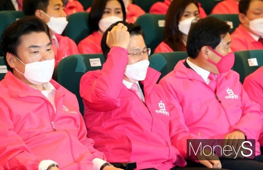 [머니S포토] 머리 만지는 황교안 대표