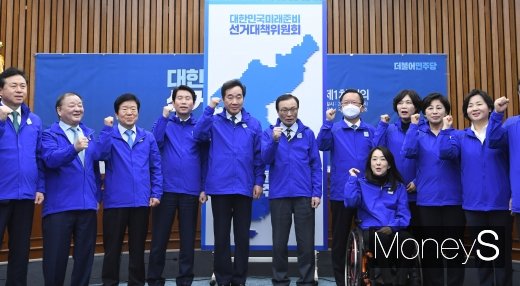 방송 3사 출구조사 결과, 더불어시민당은 17~19석, 미래한국당은 18~19석, 정의당은 5~6석, 국민의당은 3~4석, 열린민주당은 1~2석의 비례대표 의석을 차지할 것으로 예측됐다.  /사진=장동규 기자
