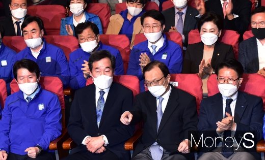 [머니S포토] 제21대 총선, 방송3사 출구조사 보는 민주당·더시민