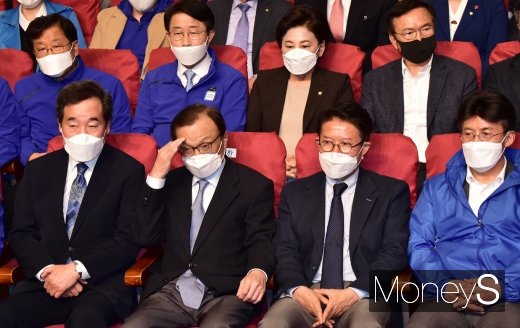 [머니S포토] 제21대 총선, 초접전 경합지역 살피는 민주당과 시민당