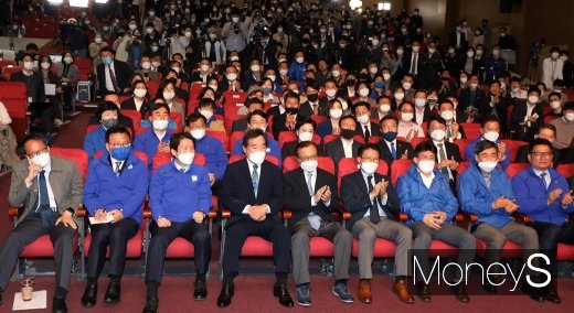 [머니S포토] 개표방송 지켜보는 더불어민주당·시민당