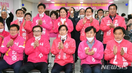 4·15 총선 출구 조사 결과, 부산 18개 지역구 중 미래통합당이 10곳에서 우세인 것으로 집계됐다. 15일 오후 부산 수영구 미래통합당 부산시당에서 각 지역구 후보자들이 방송사 출구조사 결과를 시청했다. /사진=뉴시스 