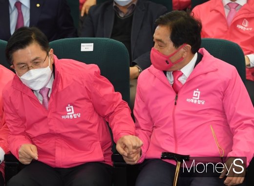 [머니S포토] 21대 총선 황교안·심재철 '손 꼭잡고'