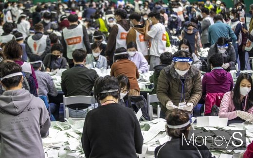 [머니S포토] 수개표로 분주한 개표소 현장