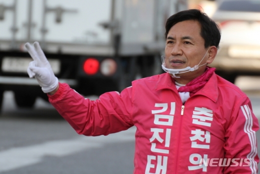 제21대 총선 춘천·철원·화천·양구갑 선거구에 출마한 미래 통합당 김진태 후보가 개표 초반 우세를 보이고 있다. /사진=뉴스1