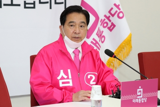 21대 총선 관심지역 중 하나인 경기 안양시 동안구을에서 이재정 더불어민주당 후보가 1위를 달리고 있다. 동안구을은 심재철 미래통합당 후보가 내리 5선에 성공한 곳이다.