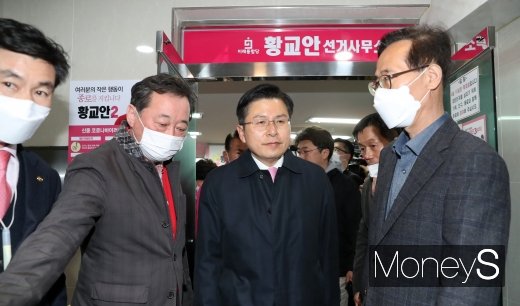 [머니S포토] 황교안 '무거운 발걸음'