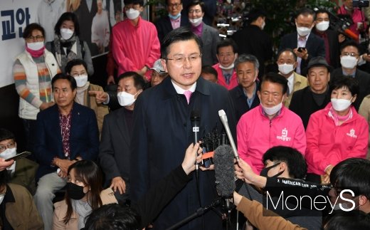 [머니S포토] 낙선 소감 밝히는 황교안